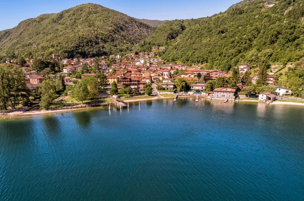 Vista Aérea Del Pequeño Pueblo Brusimpiano Situado Orillas Del Lago — Foto de Stock