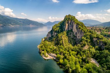 Rocca Calde ve Lake Maggiore hava görünümünü arka planda, yaz günü, Castelveccana, İtalya