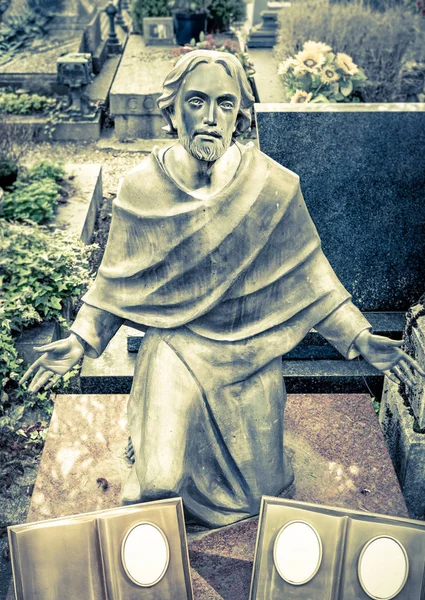 Статуя Иисуса Христа Мраморном Надгробии Кладбище — стоковое фото