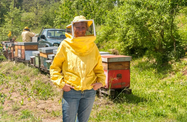 Portret Uśmiechniętej Kobiety Kapeluszem Pszczelarstwa Welonem Ogrodzie — Zdjęcie stockowe