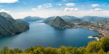 Monte Bre, Ticino, İsviçre'den Monte San Salvatore ve Lugano kasabası ile Lugano Gölü Panoraması