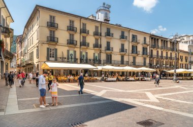 Como, Lombardiya, İtalya - 18 Haziran 2019: İtalya'nın como'nun tarihi merkezinde geleneksel İtalyan sokak kafesi ile Duomo meydanının manzarası.