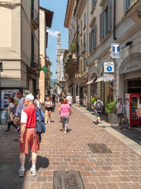 Como, Lombardiya, İtalya - 18 Haziran 2019: Como, İtalya'da birçok alışveriş ve barı ile Tarihi Merkezi ziyaret eden insanlar