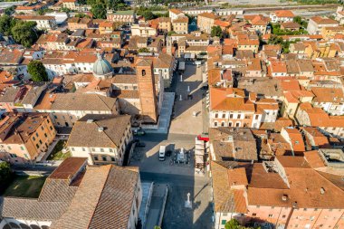 Lucca eyaletinde Versilia kuzey Toskana küçük kasaba Pietrasanta havadan görünümü, St Martin Duomo Katedrali ile ana meydan, İtalya