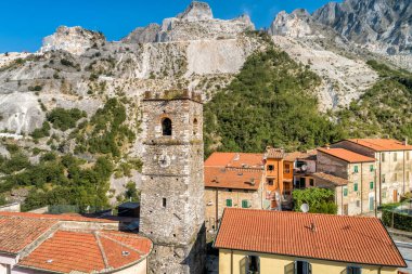 Arka planda mermer ocakları ile antik köy Colonnata ve Apuan Alpleri Sant Bartolomeo kilisenin çan kulesi görünümü, Toskana Massa-Carrara eyaleti, İtalya