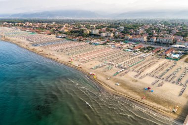 Sabahın erken saatlerinde Versilia, Toskana, İtalya 'daki Marina di Pietrasanta plajının hava manzarası.