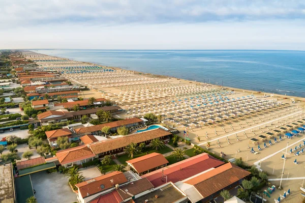 Sabahın erken saatlerinde Versilia, Toskana, İtalya 'daki Marina di Pietrasanta plajının hava manzarası.