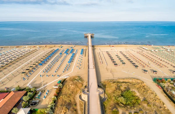 Sabahın erken saatlerinde Versilia, Toskana, İtalya 'daki Marina di Pietrasanta plajının hava manzarası.