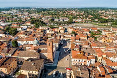 Lucca eyaletinde Versilia kuzey Toskana küçük kasaba Pietrasanta havadan görünümü, St Martin Duomo Katedrali ile ana meydan, İtalya