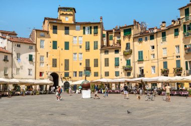 Lucca, Toskana, İtalya - 3 Temmuz 2019: Eski şehir Lucca, Toskana, İtalya'da restoranlar, barlar ve turistlerin yer verdiği amfitiyatro meydanı