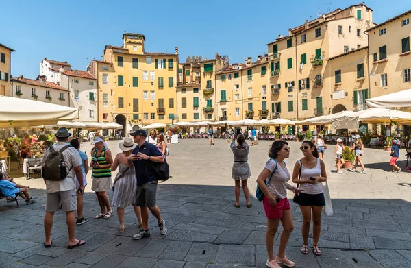 Lucca Toscana Italien Juli 2019 Amfiteater Torg Med Restauranger Barer — Stockfoto