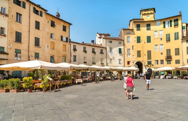 Lucca Toscana Italia Julio 2019 Plaza Del Anfiteatro Con Restaurantes — Foto de Stock