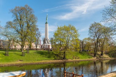 Riga tarihi merkezinde Özgürlük Anıtı Manzaralı Bastion Gardens, Letonya