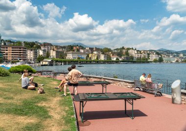 Lugano, Ticino, İsviçre - 5 Ağustos 2019: Lugano Gölü gezinti sinin tadını çıkaran insanlar, İsviçre'nin Lugano kentinde sıcak bir yaz gününde