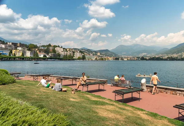 Lugano, Ticino, İsviçre - 5 Ağustos 2019: Lugano Gölü gezinti sinin tadını çıkaran insanlar, İsviçre'nin Lugano kentinde sıcak bir yaz gününde