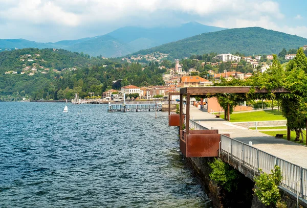 Widok Park Luino Nad Jeziorem Maggiore Gorącym Letnim Dniu Lombardia — Zdjęcie stockowe