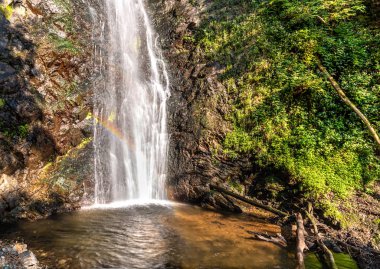 Brinzio Pesegh veya Pesech denilen şelale, Valcuvia, Varese eyaleti, İtalya.