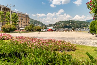 Como, Lombardiya, İtalya - 18 Haziran 2019: Como Gölü'nün önündeki Cavour Meydanı'nda, Como, İtalya'da yaz güneşli gününde açık havada bar ve restoranların tadını çıkaran insanlar var.