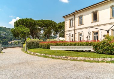Como, Lombardiya, İtalya - 18 Haziran 2019: Villa Geno, Como Gölü kıyısındaki parkta, İtalya