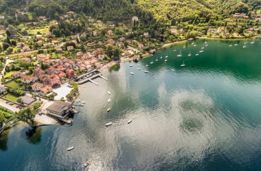 Havadan görünümü Gölü kıyısındaki Maggiore Varese eyaletinde, Lombardiya, İtalya içinde bulunan köy ve küçük liman Castelveccana