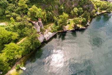 Varese, Lombardiya, İtalya eyaletinde Castelveccana'daki Maggiore Gölü kıyısında yer alan terk edilmiş Calde'li Fornaci'nin havadan görünümü