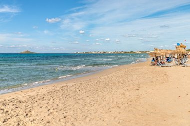Isola delle Femmine, Palermo, İtalya - 28 Eylül 2018: Tatilde Isola delle Femmine plajı ve Akdeniz'in tadını çıkaran insanlar, Sicilya