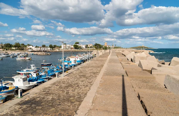 Isola delle Femmine veya il Palermo, Sicilya, İtalya Akdeniz deniz sahil üzerinde yer kadın adayı teknelerle Pier