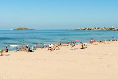 Isola delle Femmine, Palermo, İtalya - 30 Eylül 2018: Tatilde Isola delle Femmine plajı ve Akdeniz'in tadını çıkaran insanlar, Sicilya