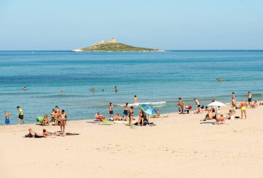 Isola delle Femmine, Palermo, İtalya - 30 Eylül 2018: Tatilde Isola delle Femmine plajı ve Akdeniz'in tadını çıkaran insanlar, Sicilya