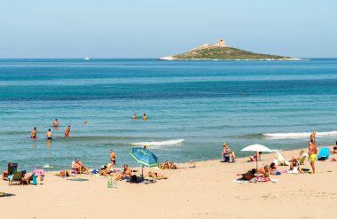 Isola delle Femmine, Palermo, İtalya - 30 Eylül 2018: Tatilde Isola delle Femmine plajı ve Akdeniz'in tadını çıkaran insanlar, Sicilya