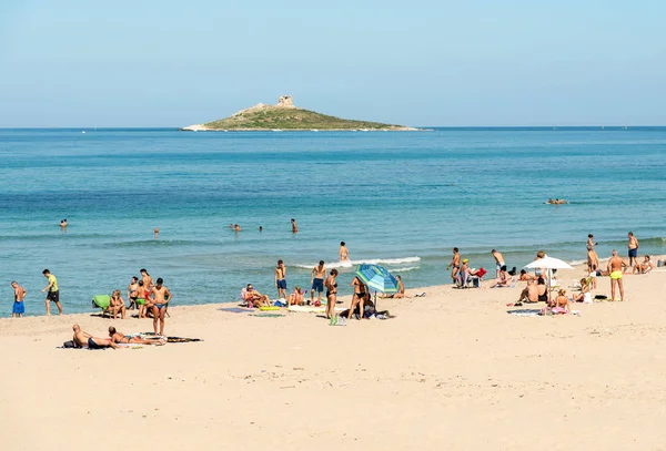 Isola delle Femmine, Palermo, İtalya - 30 Eylül 2018: Tatilde Isola delle Femmine plajı ve Akdeniz'in tadını çıkaran insanlar, Sicilya