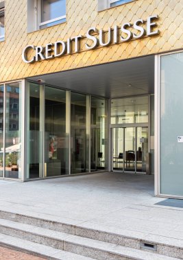 Lugano, Ticino, İsviçre - 5 Ağustos 2019: Lugano Paradiso, İsviçre'deki Credit Suisse banka şubesine giriş
