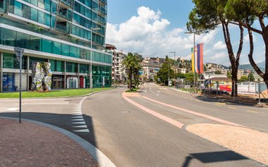 Lugano, Ticino, İsviçre - 5 Ağustos 2019: Güneşli bir yaz gününde Lugano Paradiso'nun ana caddesi, İsviçre
