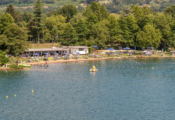 Agno, Ticino, İsviçre - 5 Ağustos 2019: Ticino, İsviçre'de Lugano Gölü kıyısında yer alan Agno Lido manzarası