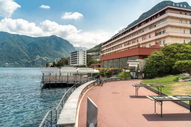 Lugano, Ticino, İsviçre - 5 Ağustos 2019: Lugano Paradiso şehrinde Lugano Gölü kıyısındaki Grand Eden Hotel'in manzarası, İsviçre