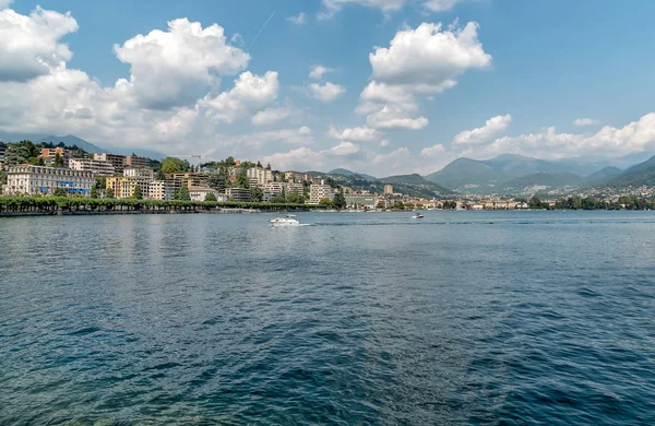 夏の日の背景にルガーノ市とルガーノ湖の風景 ティチーノ スイス — ストック写真