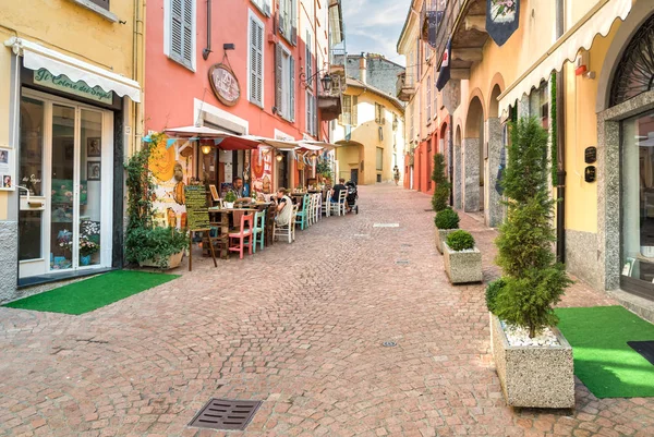 Luino, Varese, İtalya - 10 Eylül 2018: Luino, İtalya'nın tarihi merkezinde tipik İtalyan sokak barve restoranlarının keyfini çıkaran insanlar