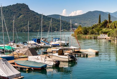 Morcote' deki Lugano Gölü'nde teknelerle İskele, Ticino, İsviçre