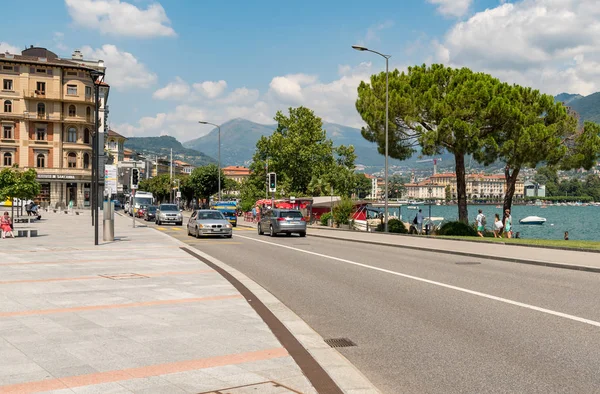 Lugano, Ticino, İsviçre - 27 Temmuz 2018: Güneşli bir yaz gününde Lugano merkez şehrinin ana caddesinin manzarası, İsviçre