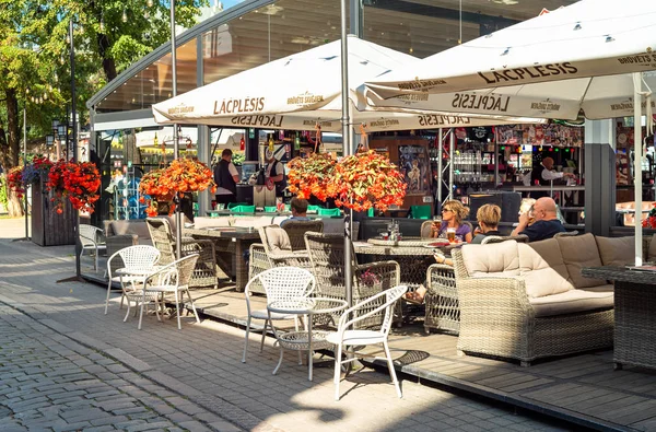 Riga Letônia Setembro 2019 Pessoas Desfrutando Bar Rua Dia Ensolarado — Fotografia de Stock