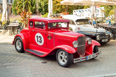 Riga, Letonya - 5 Eylül 2019: Old Riga, Letonya'da park etmiş Red Hot Rod vintage otomobilinin görünümü