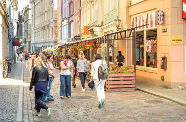 Riga, Letonya - 5 Eylül 2019: Old Riga - Vecriga, Letonya'da barlar ve dükkanlar la dar sokakları ziyaret eden insanlar