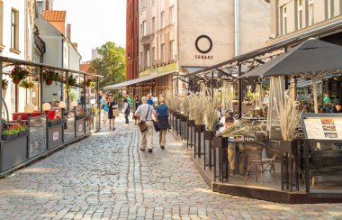 Riga, Letonya - 5 Eylül 2019: Old Riga - Vecriga, Letonya'da barlar ve dükkanlar la dar sokakları ziyaret eden insanlar