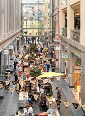 Riga, Letonya - 5 Eylül 2019: Letonya'nın Riga'daki bir süpermarketin içinde tipik ulusal ürünler, giysiler ve hediyelerin bulunduğu bir pazarın en iyi görünümü