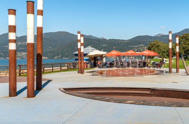 Germignaga, Lombardiya, İtalya - 11 Eylül 2019: Germignaga bölgesindeki Maggiore Gölü kıyısında açık hava barı bulunan Boschettino Parkı'nın görünümü, Varese, İtalya