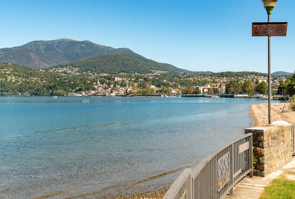 Paysage Lac Majeur Avec Ville Luino Arrière Plan Province Varèse — Photo