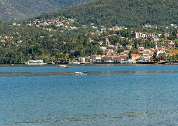 Paysage Lac Majeur Avec Ville Luino Arrière Plan Province Varèse — Photo