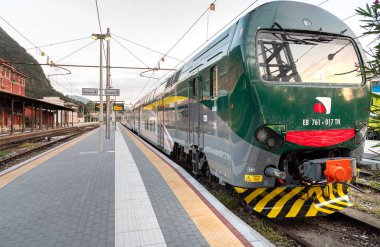 Laveno Mombello, İtalya - 18 Eylül 2019: Trenord Lokomotif Varese, İtalya eyaletindeki Laveno Mombello tren istasyonunda platformda