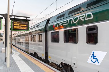 Laveno Mombello, İtalya - 18 Eylül 2019: Trenord Lokomotif Varese, İtalya eyaletindeki Laveno Mombello tren istasyonunda platformda