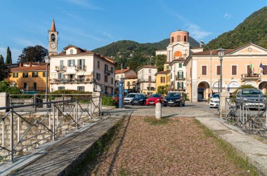 Laveno Mombello, İtalya - 18 Eylül 2019: Laveno Mombello'daki Maggiore Gölü kıyısında gezinti